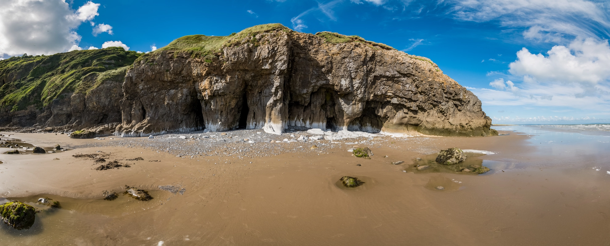 An image depicting the trail Pendine to Amroth Coast Path and its surrounding area.