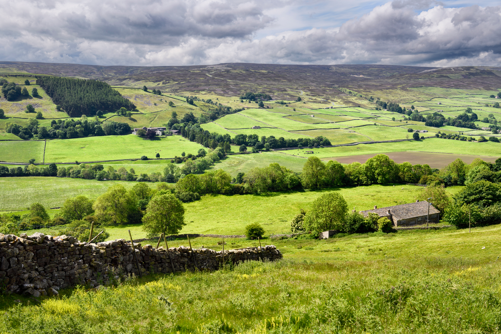 An image depicting the trail Reeth - Fremington Edge - Langthwaite in Arkengarthdale - Calver Hill and River Swale and its surrounding area.