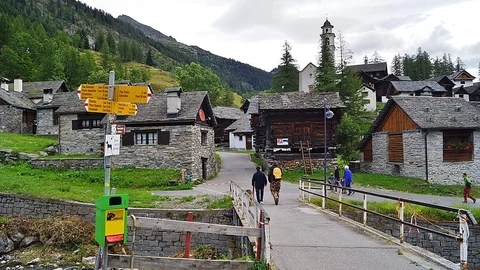 An image depicting the trail From Bosco Gurin to Cimalmotto and its surrounding area.