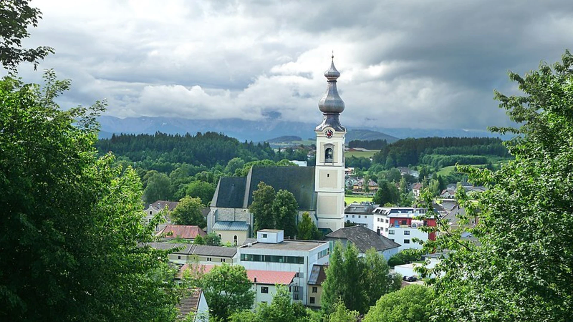 An image depicting the trail Vöcklamarkt-Pfaffing Loop and its surrounding area.