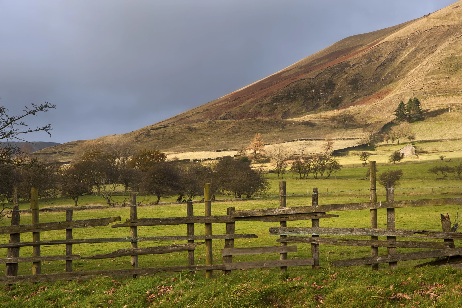 An image depicting the trail Dark Peak via Pennine Way and its surrounding area.