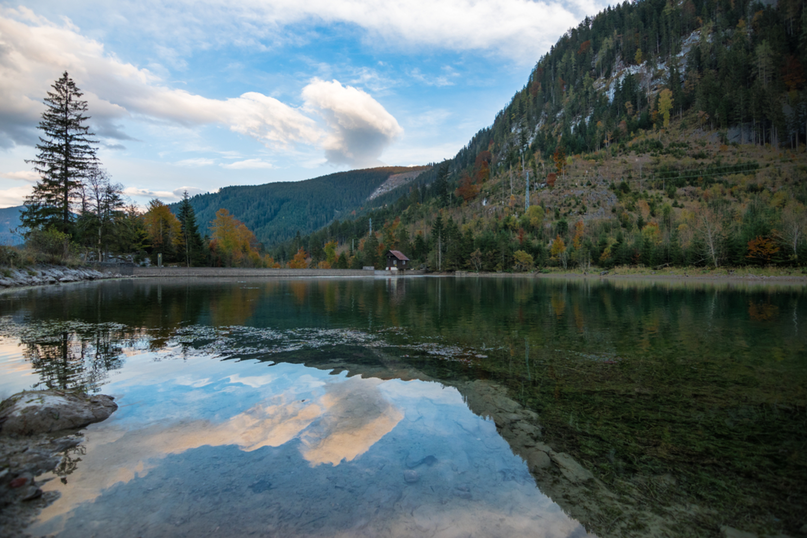 An image depicting the trail Hut Ebenalm tour from Lake Gosau and its surrounding area.
