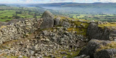 An image depicting the trail Castell Carndochan near Bala and its surrounding area.