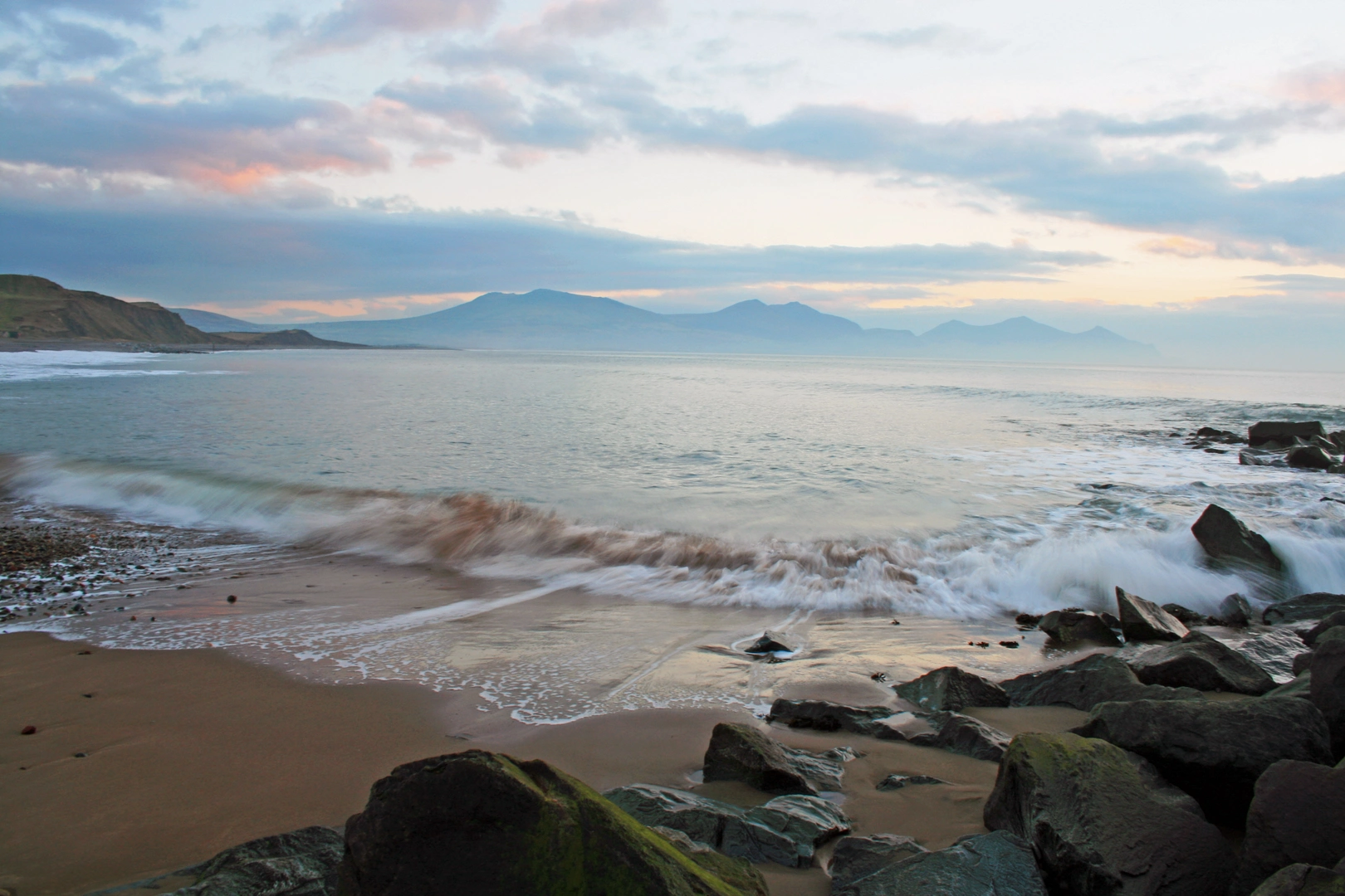 An image depicting the trail Foryd Bay from Dinas Dinlle and its surrounding area.