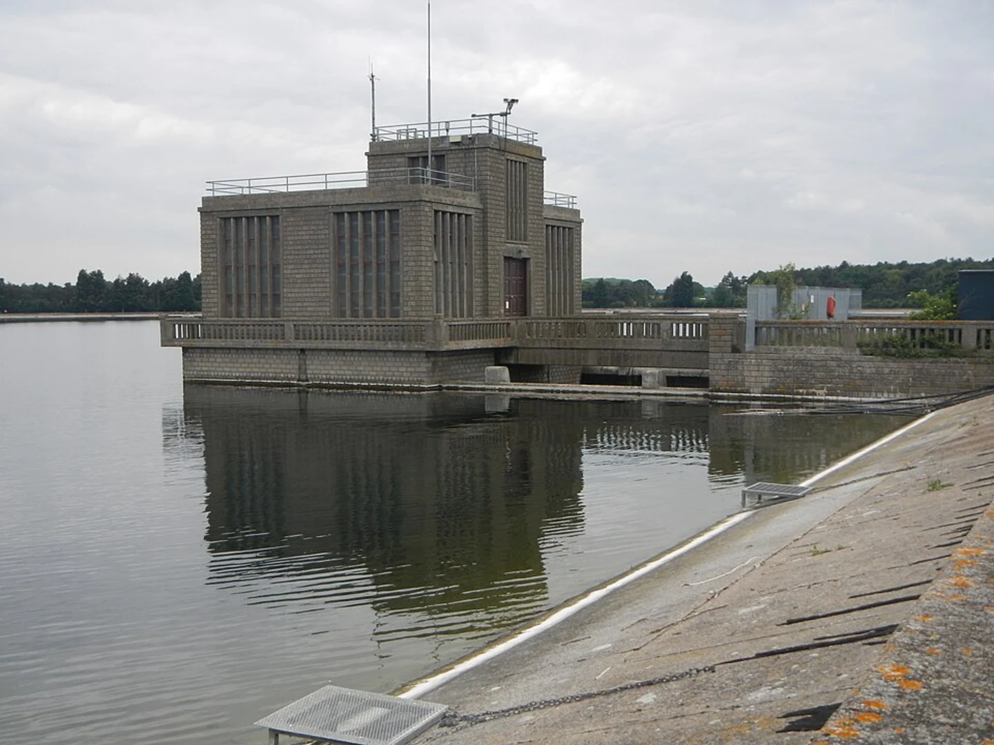 An image depicting the trail Hanningfield Reservoir and Crowsheath Wood Loop and its surrounding area.