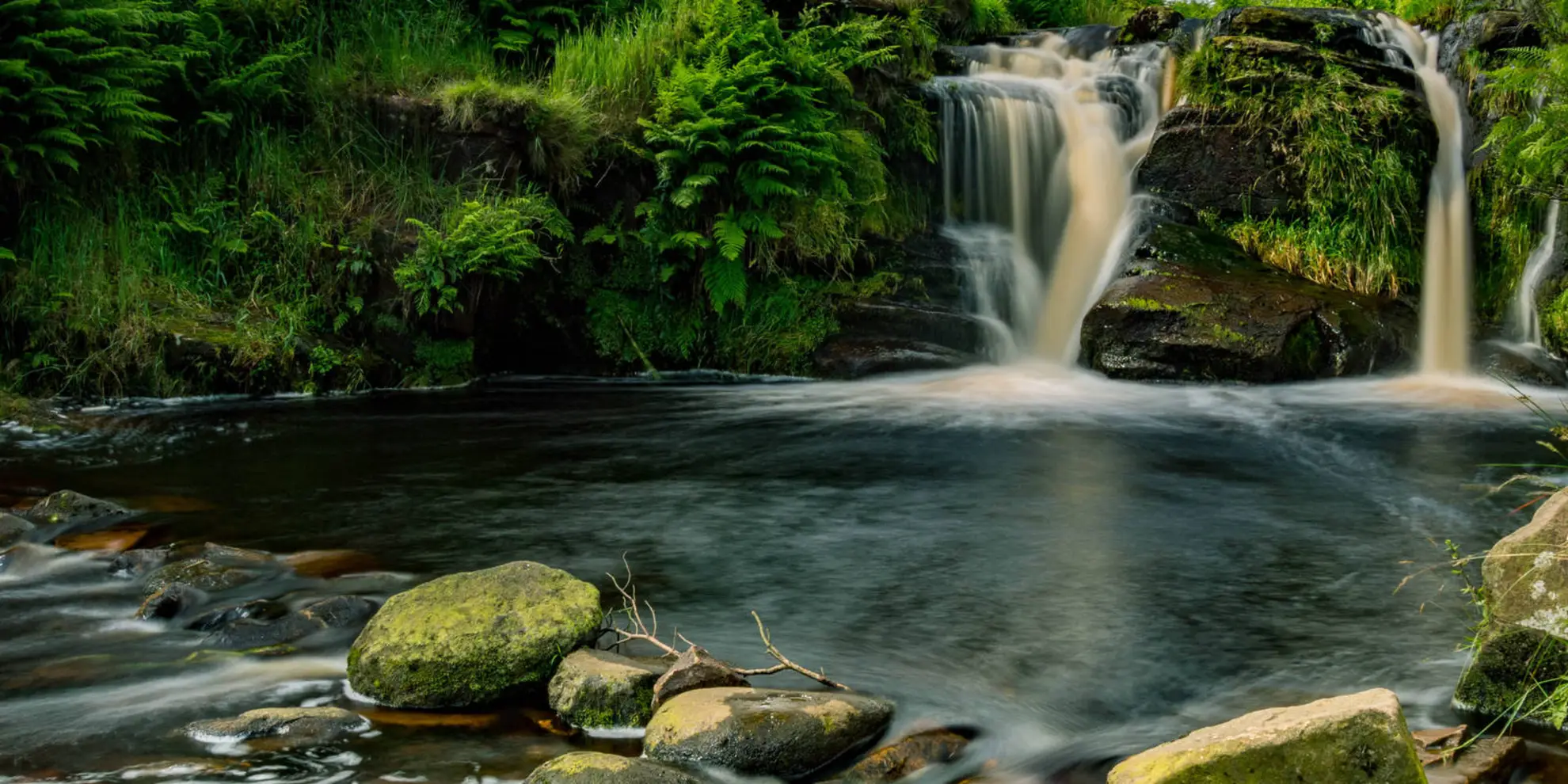 An image depicting the trail Gradbach and Three Shires Head and its surrounding area.