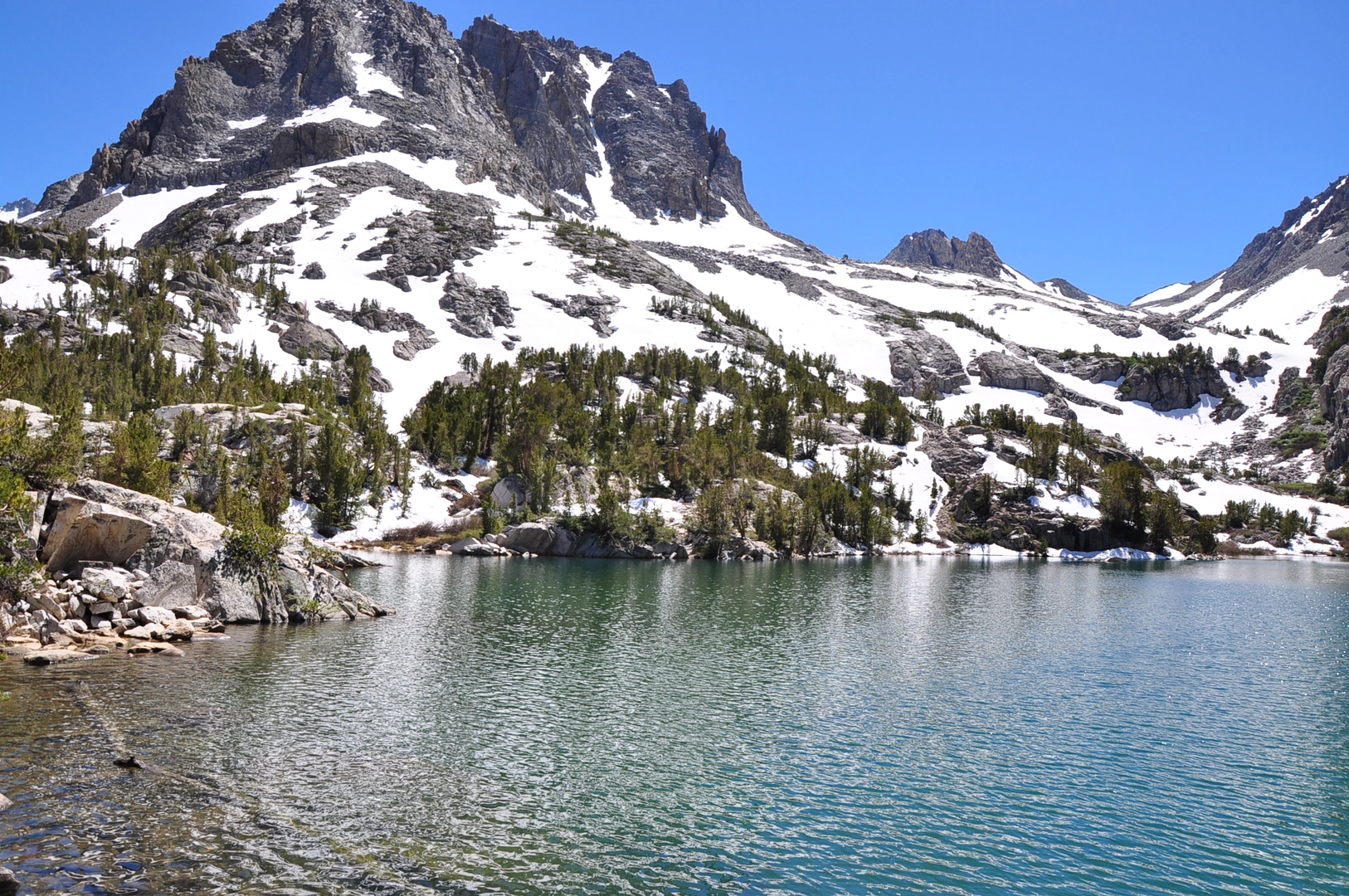 An image depicting the trail Fifth Lake and Black Lake via North Fork Big Pine Creek Trail and its surrounding area.