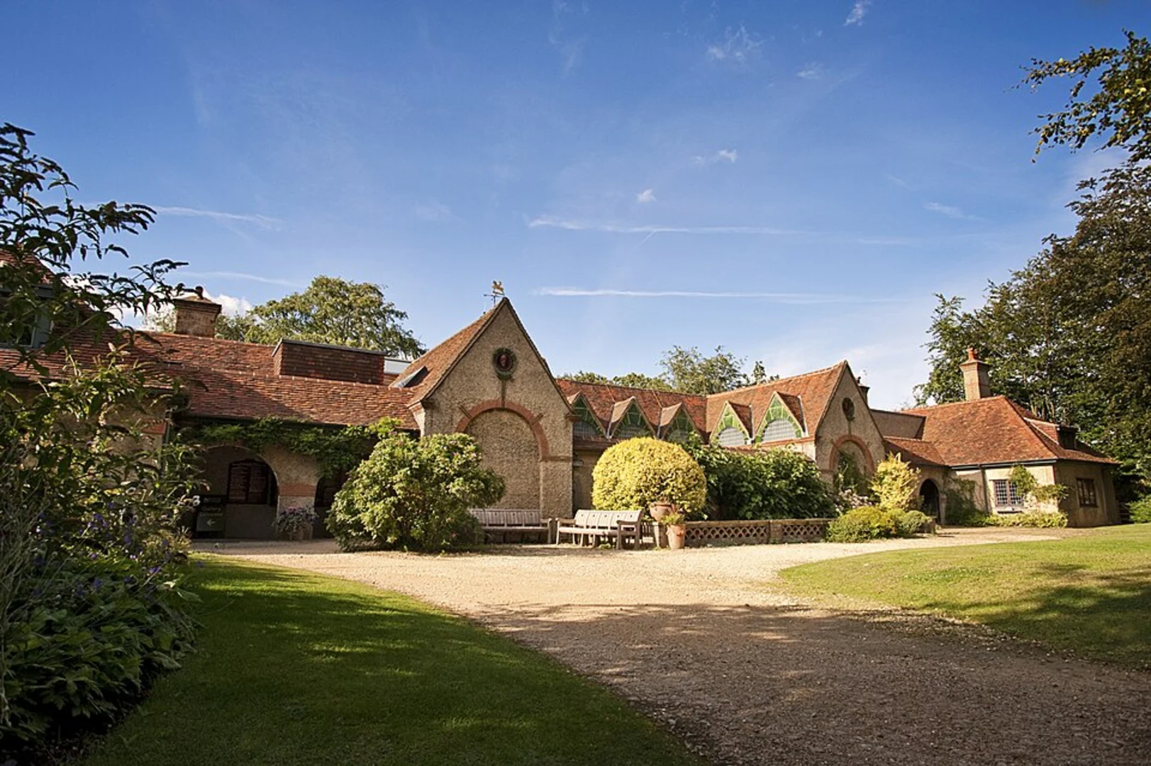 An image depicting the trail West Warren and Michael's Wood Loop and its surrounding area.