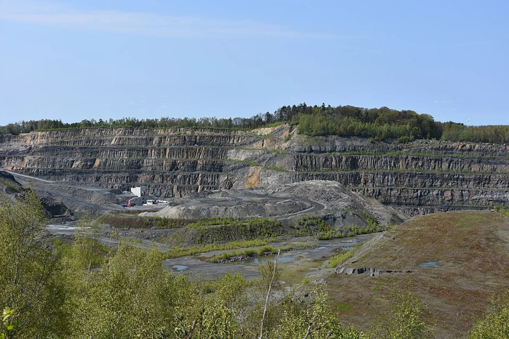 An image depicting the trail Schalkenburg, Mägdetrappe and Blick zum Steinbruch Schneckenberg via Selketal Stieg and its surrounding area.