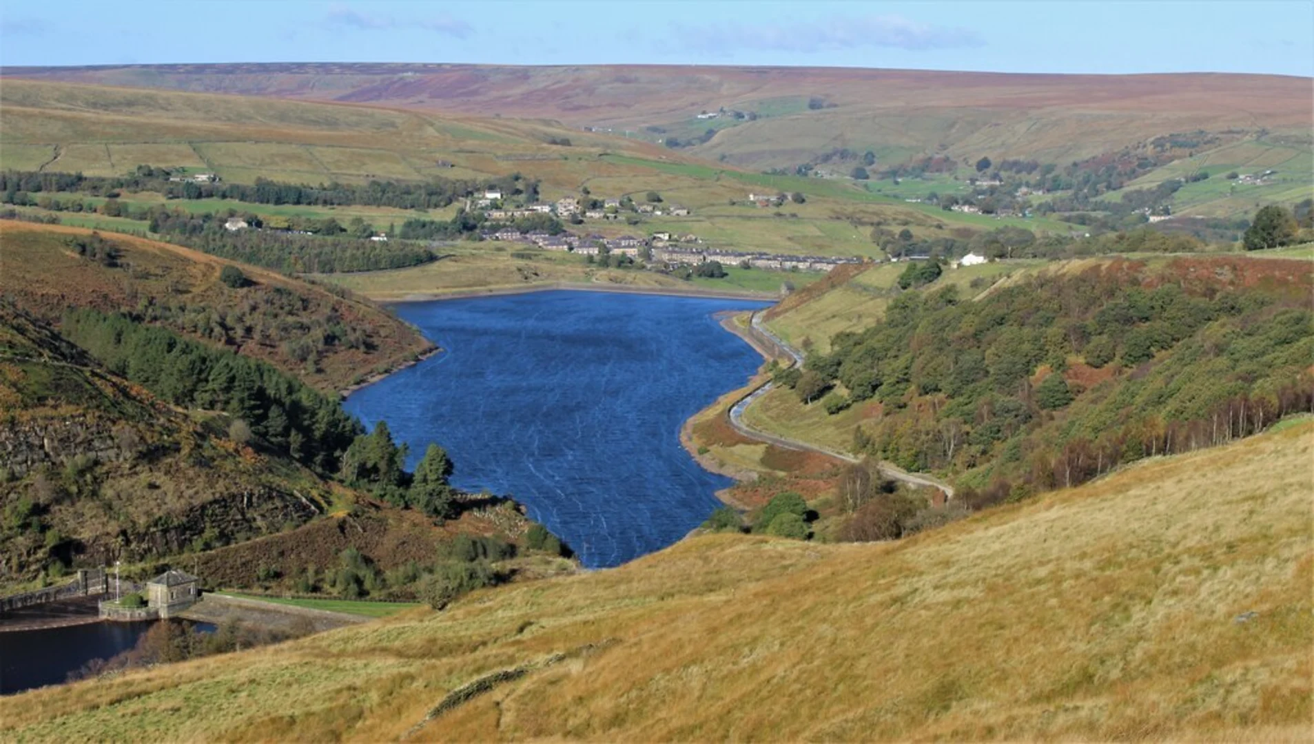 An image depicting the trail Butterley Reservoir and its surrounding area.