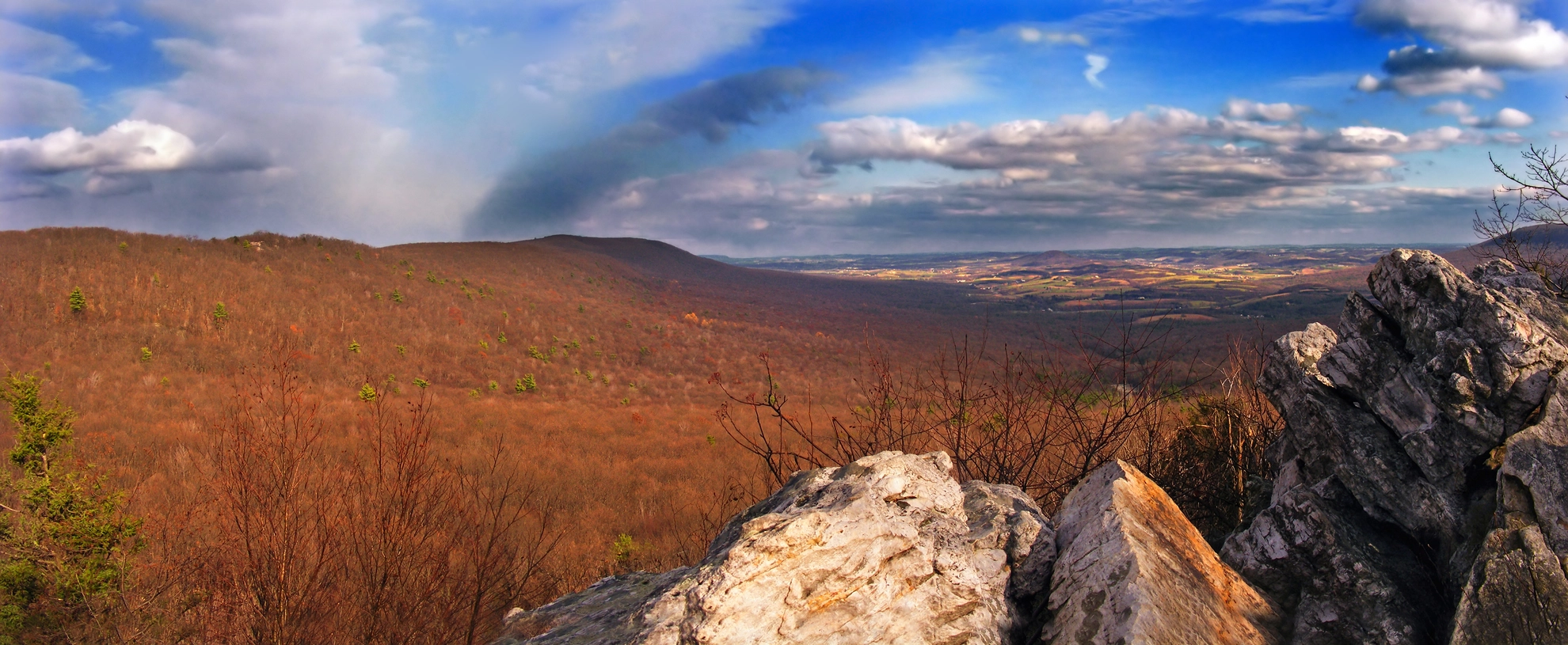An image depicting the trail Hawk Mountain Loop via Lookout Trail and its surrounding area.