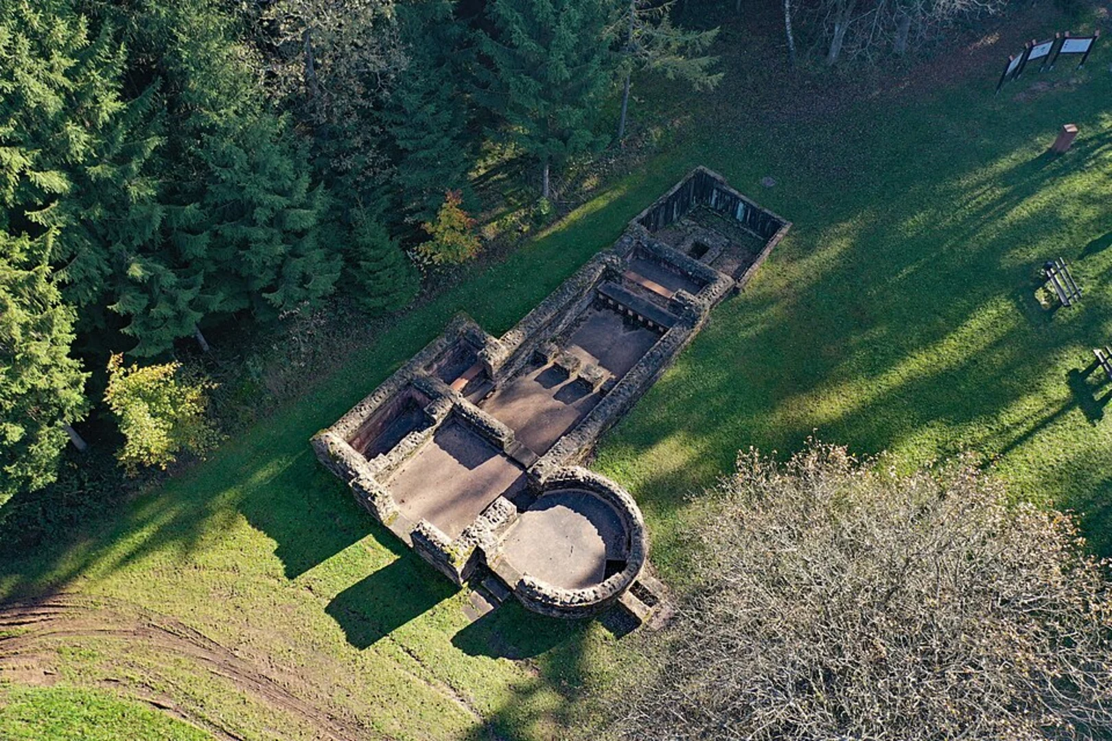 An image depicting the trail Westlicher Limesweg from Wuerzberg and its surrounding area.