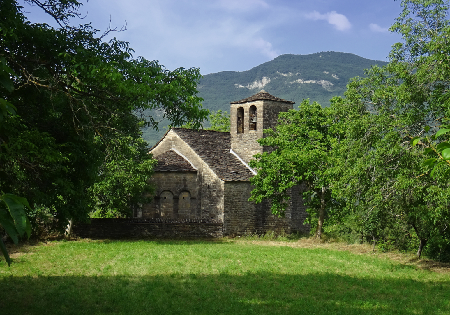An image depicting the trail Pentacles Low - Collado Espierre (GR® 15) PR HU 2 and its surrounding area.