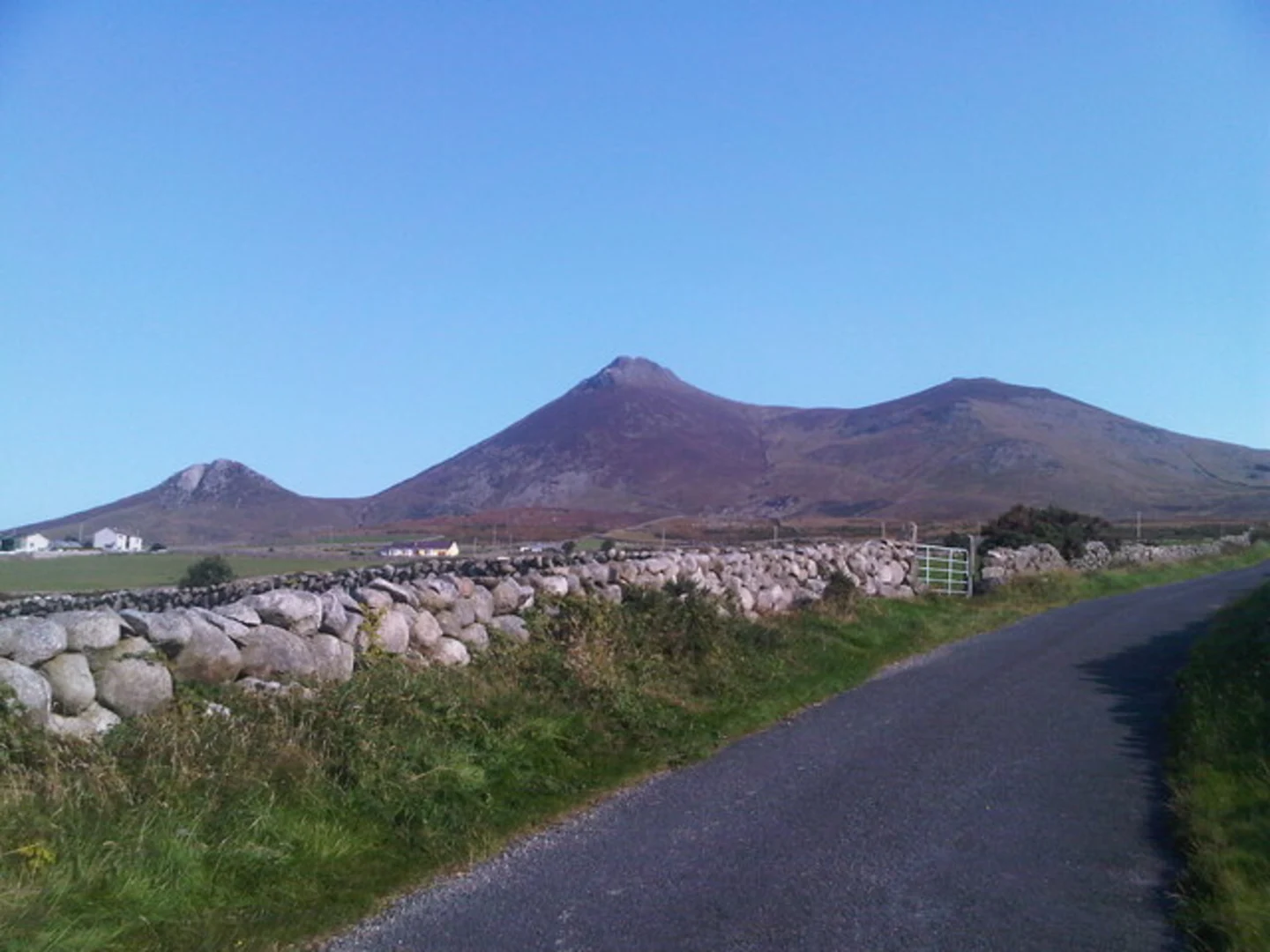 An image depicting the trail Slieve Binnian Summit via Ben Crom Reservoir and its surrounding area.
