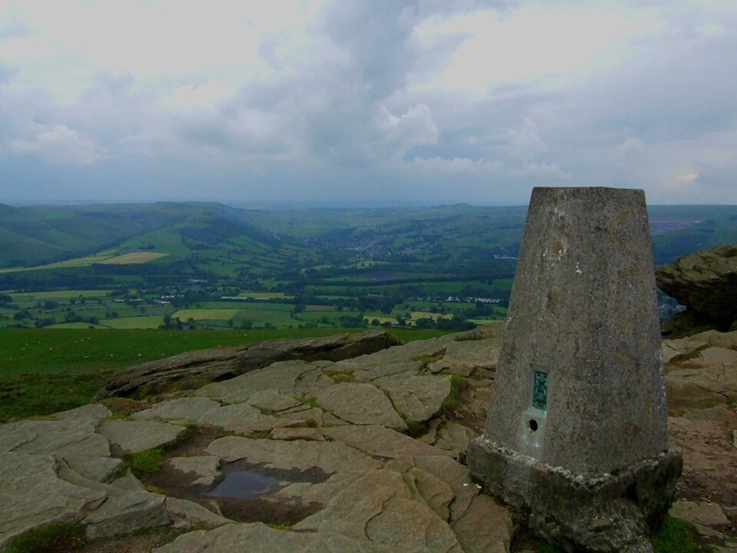 An image depicting the trail Edale Loop via Win Hill and its surrounding area.