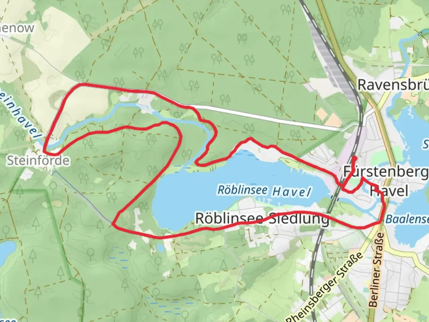 An image depicting the trail Röblinsee Loop via Röblinsee Rundwanderweg and its surrounding area.
