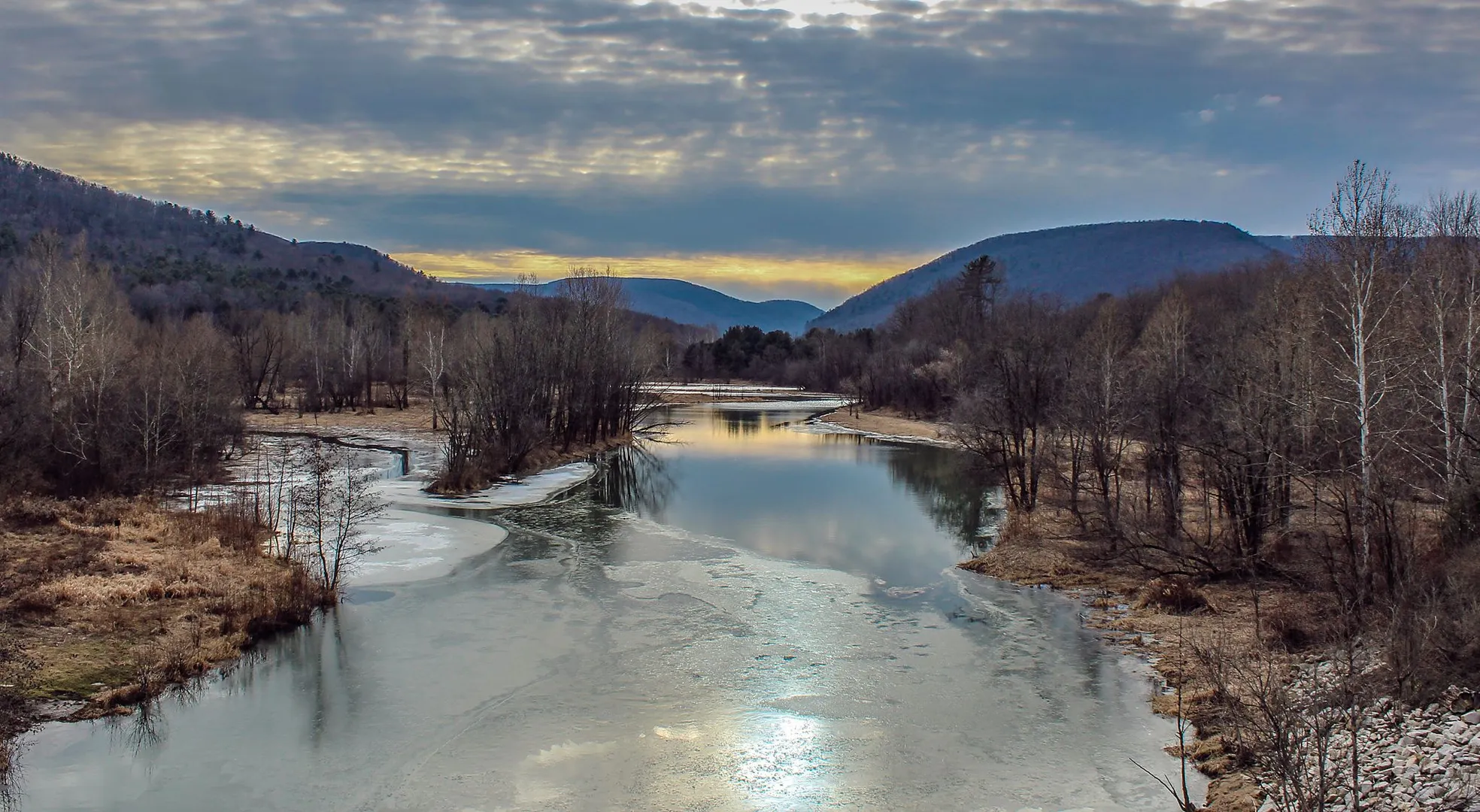 An image depicting the trail Crooked Creek Lake Trail and its surrounding area.
