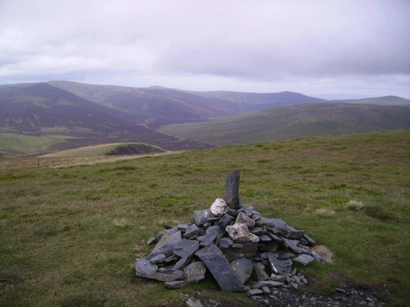 An image depicting the trail Lonscale Fell and its surrounding area.