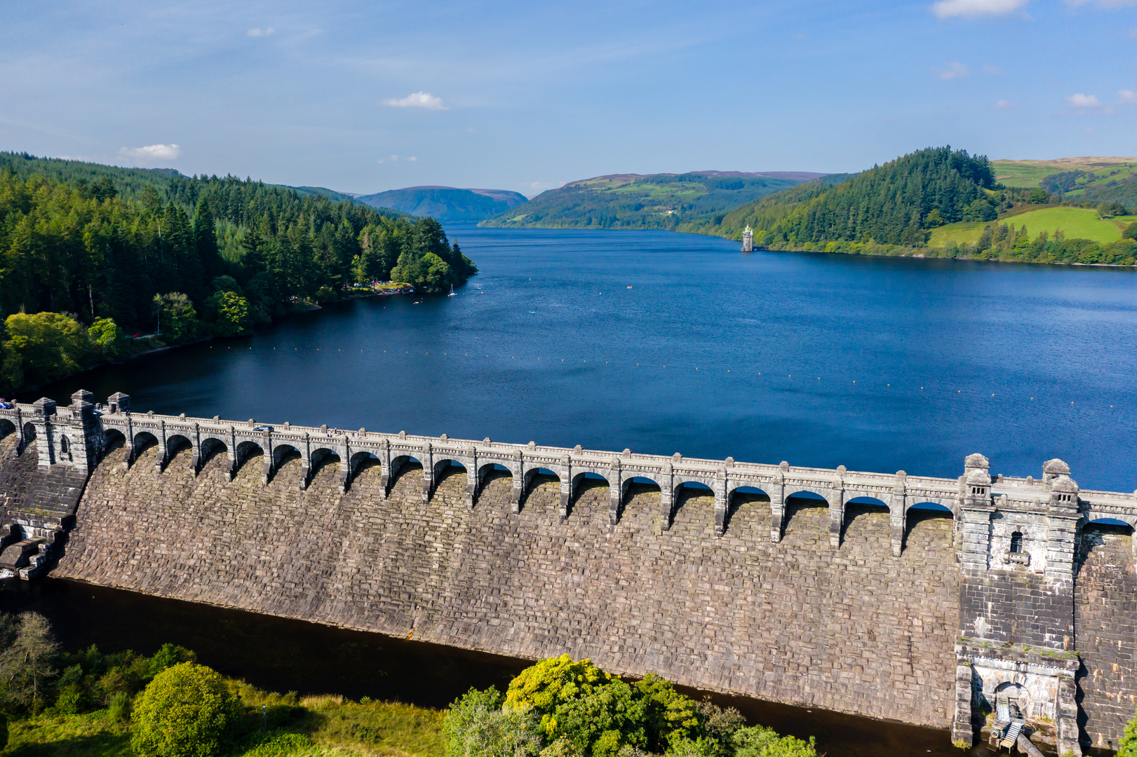 An image depicting the trail Bwlch Sych and Tynygarreg from Lake Vyrnwy and its surrounding area.