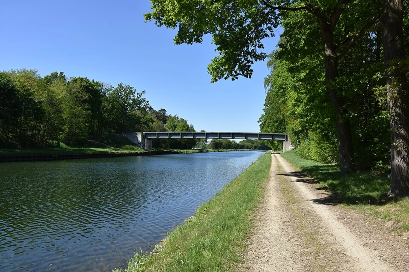 An image depicting the trail Stichkanal Osnabrueck via Hollager Rundwanderweg and its surrounding area.