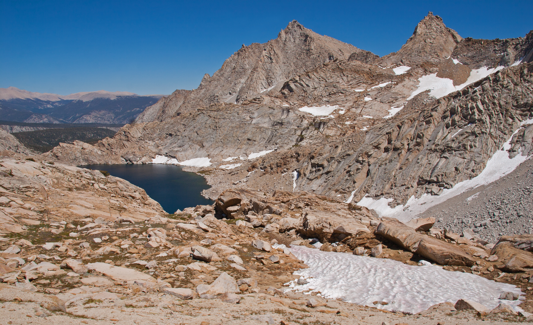 An image depicting the trail Columbine Lake, Monarch Lakes and North Sawtooth Peak and its surrounding area.