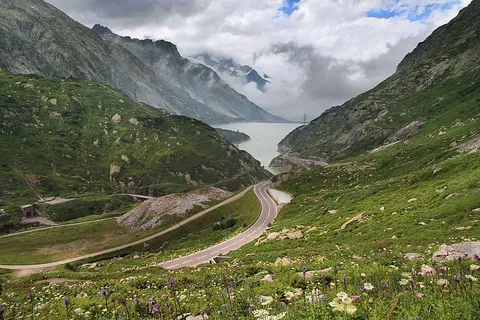 An image depicting the trail ViaSbrinz - Grimsel Pass–Handegg and its surrounding area.