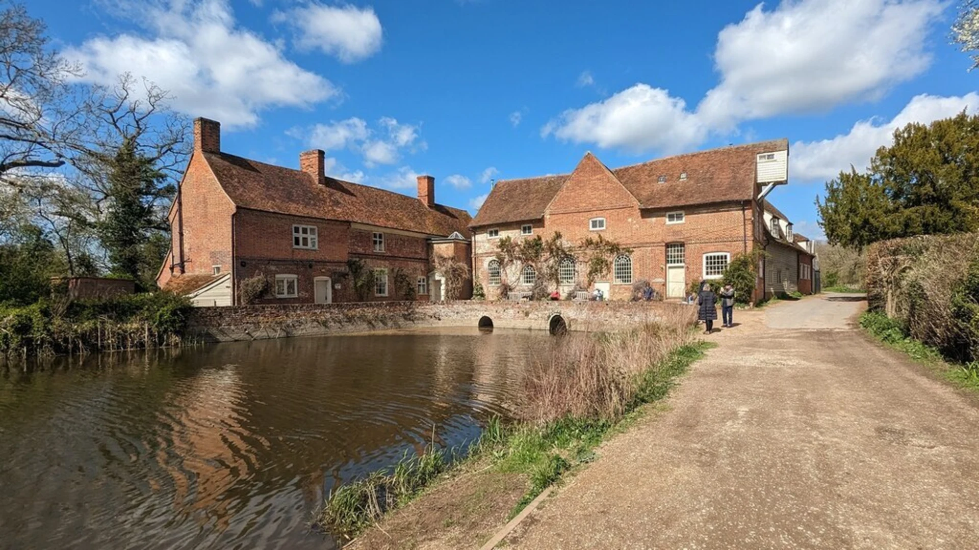 An image depicting the trail Flatford Mill and its surrounding area.