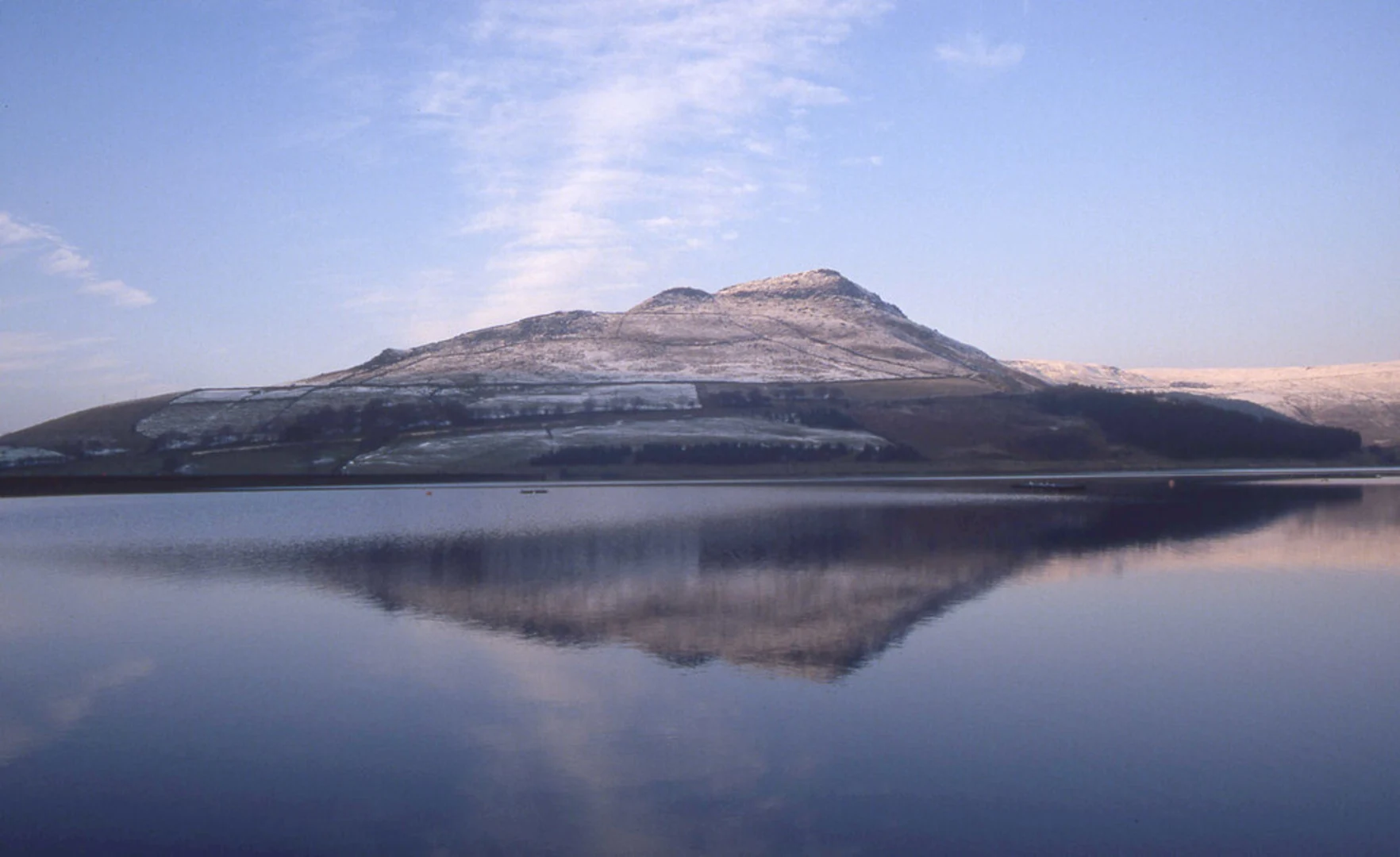 An image depicting the trail Dovestone and Chew Reservoir Loop via Oldham Way and its surrounding area.