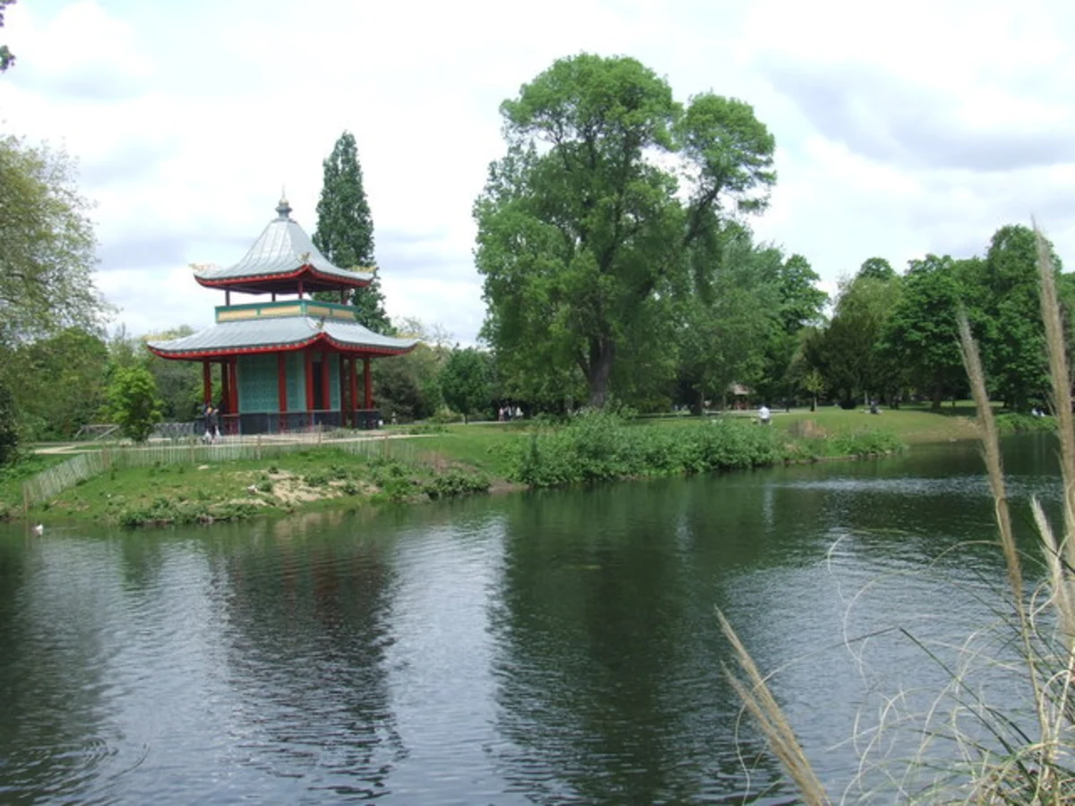 Millfields Park, river Lee Navigation, Victoria Park and Sunken Garden Walk