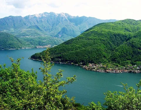 An image depicting the trail Sentiero Lago di Lugano and its surrounding area.