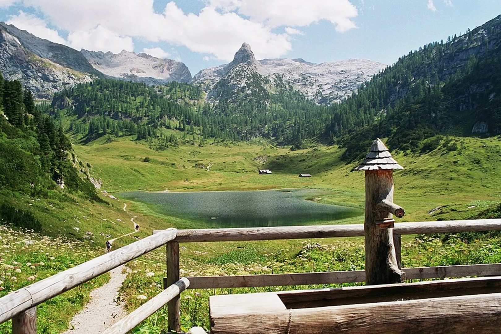 An image depicting the trail Sommerstein and Funtensee Loop via Viehkogeltal and its surrounding area.