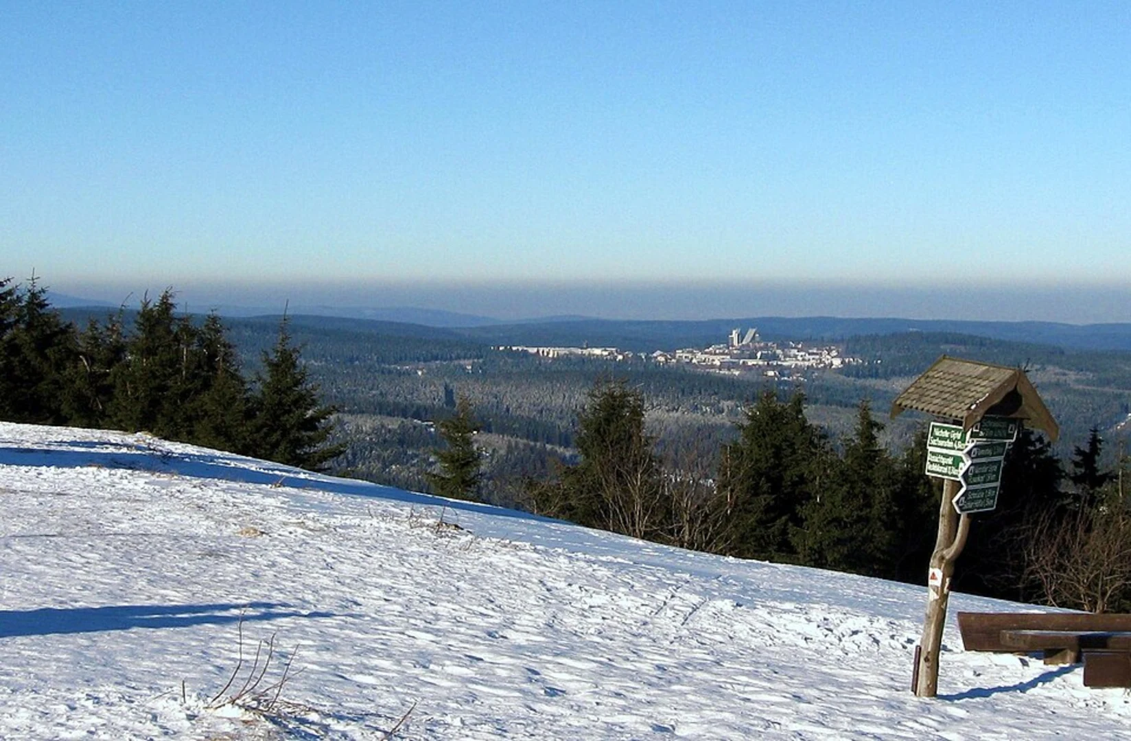 An image depicting the trail Schneekopf Walk via Hochmoor am Großen Beerberg and its surrounding area.