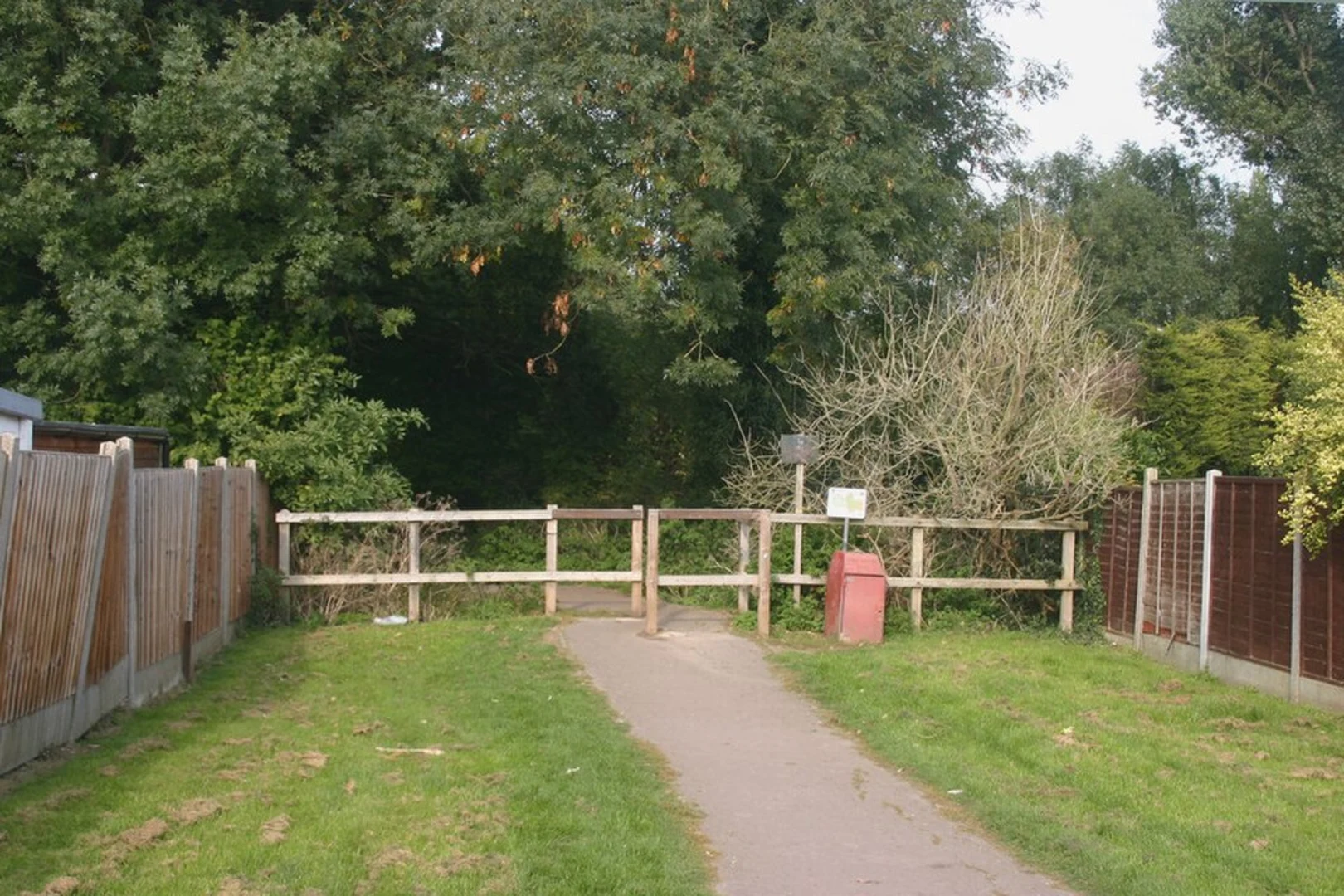 An image depicting the trail Belfairs Park Loop and its surrounding area.