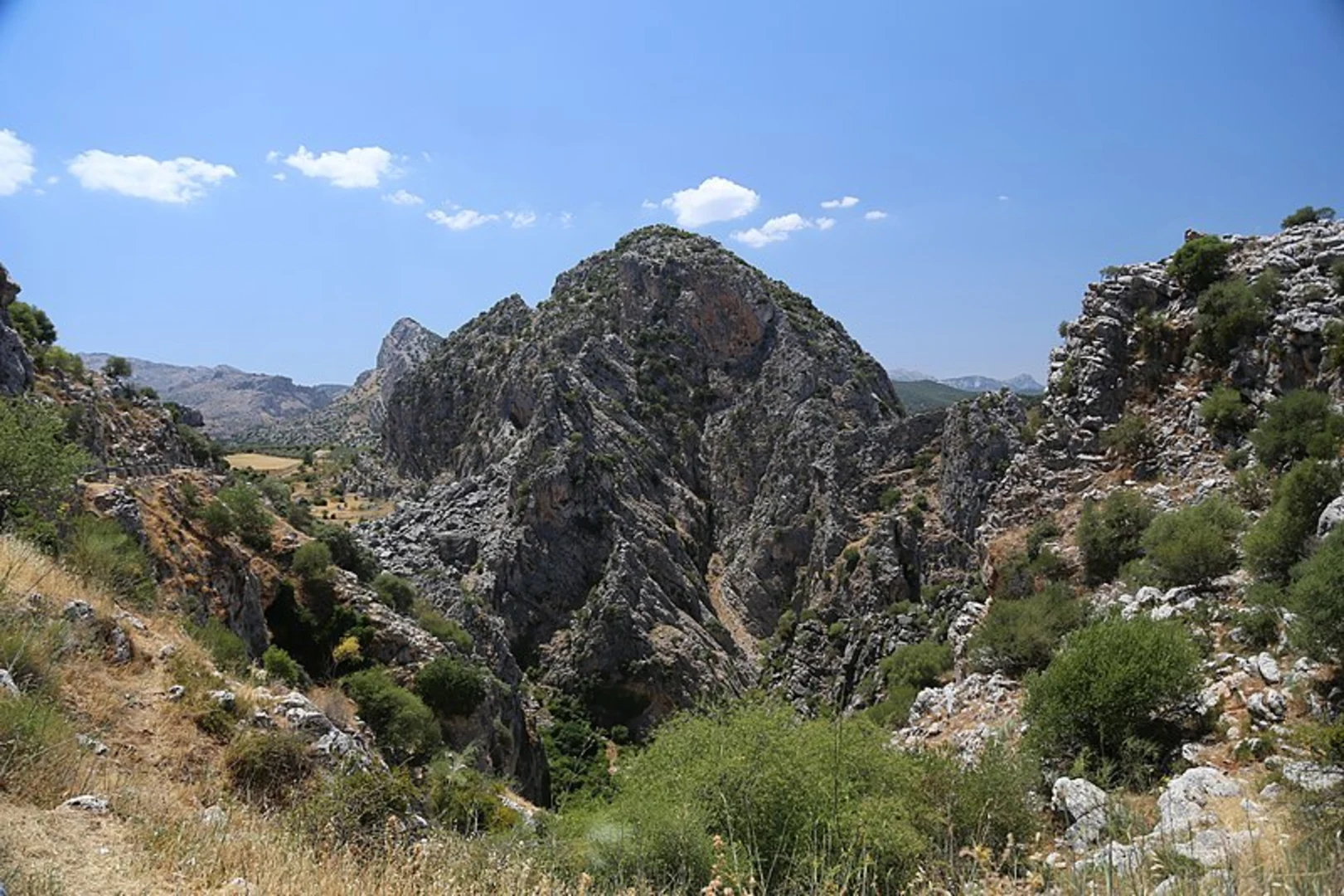 An image depicting the trail From Montejaque to Cortes de la Frontera PR A 252 and its surrounding area.