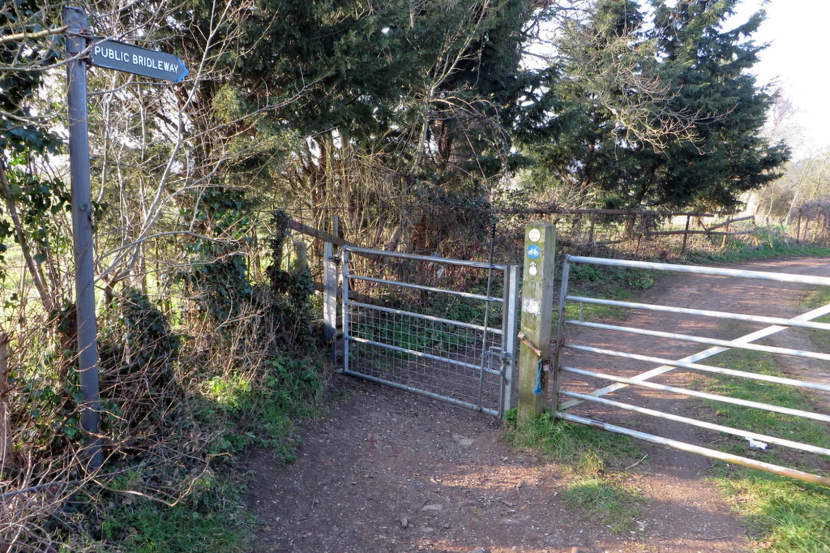 An image depicting the trail Biggleswade Common and Holme Green via Kingfisher Way and its surrounding area.