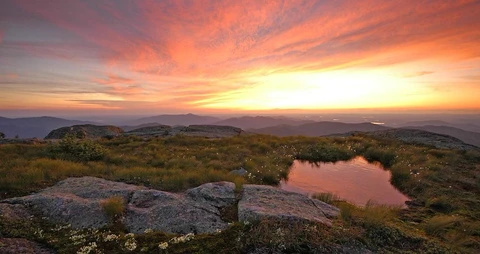 An image depicting the trail Algonquin Peak and Iroquois Peak Trail and its surrounding area.