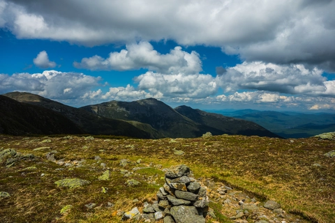 An image depicting the trail Mount Jefferson and Edmands Col Cutoff Trail via Caps Ridge Trail and its surrounding area.