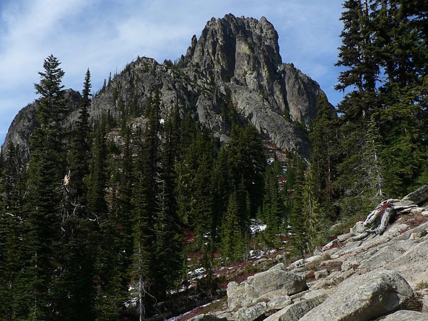 An image depicting the trail Deep Lake Camps via Cathedral Pass Trail and its surrounding area.