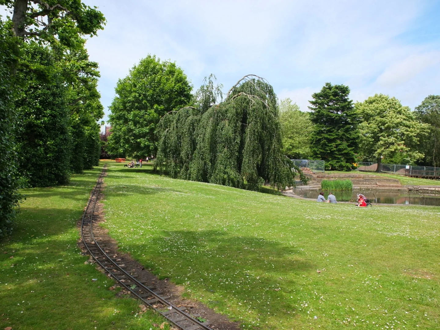 An image depicting the trail Grosvenor Park and its surrounding area.