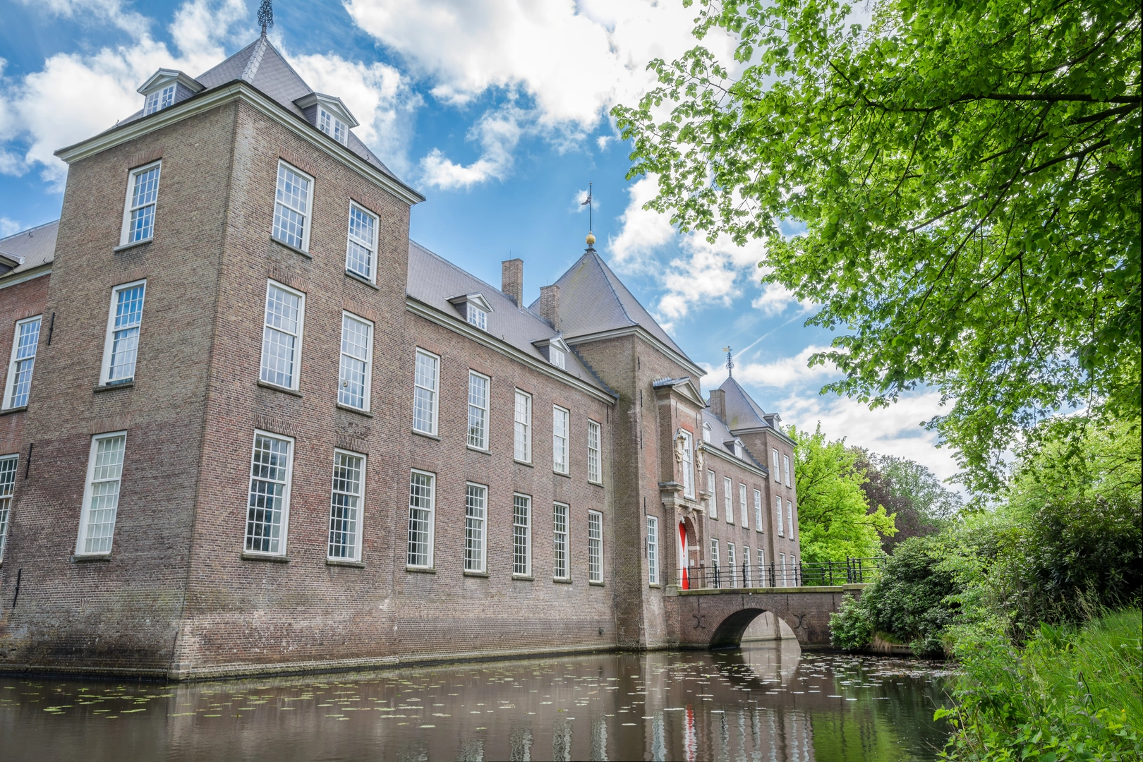 An image depicting the trail Kasteel Heeze, Strabrechtsche Heide and Somerensche Loop and its surrounding area.