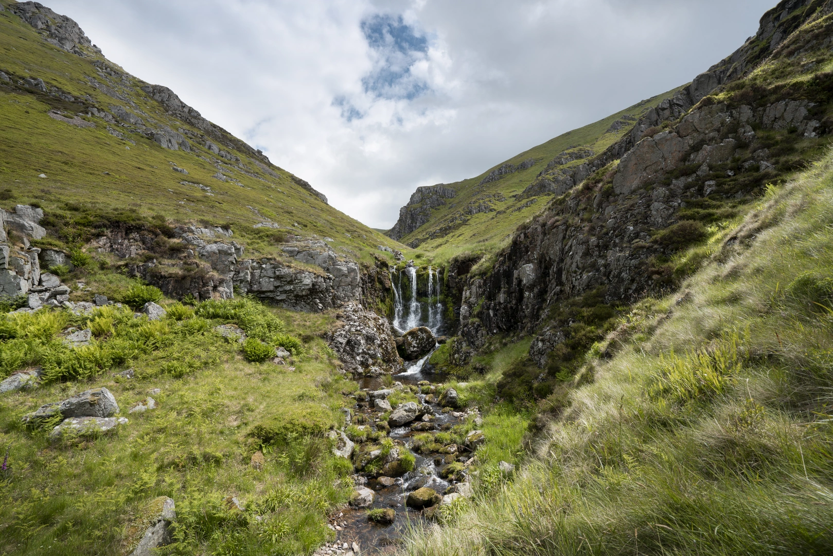 An image depicting the trail Three Peaks Loop of Cheviot and its surrounding area.