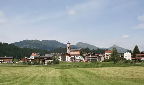 An image depicting the trail Senda Crap la Tretscha and its surrounding area.