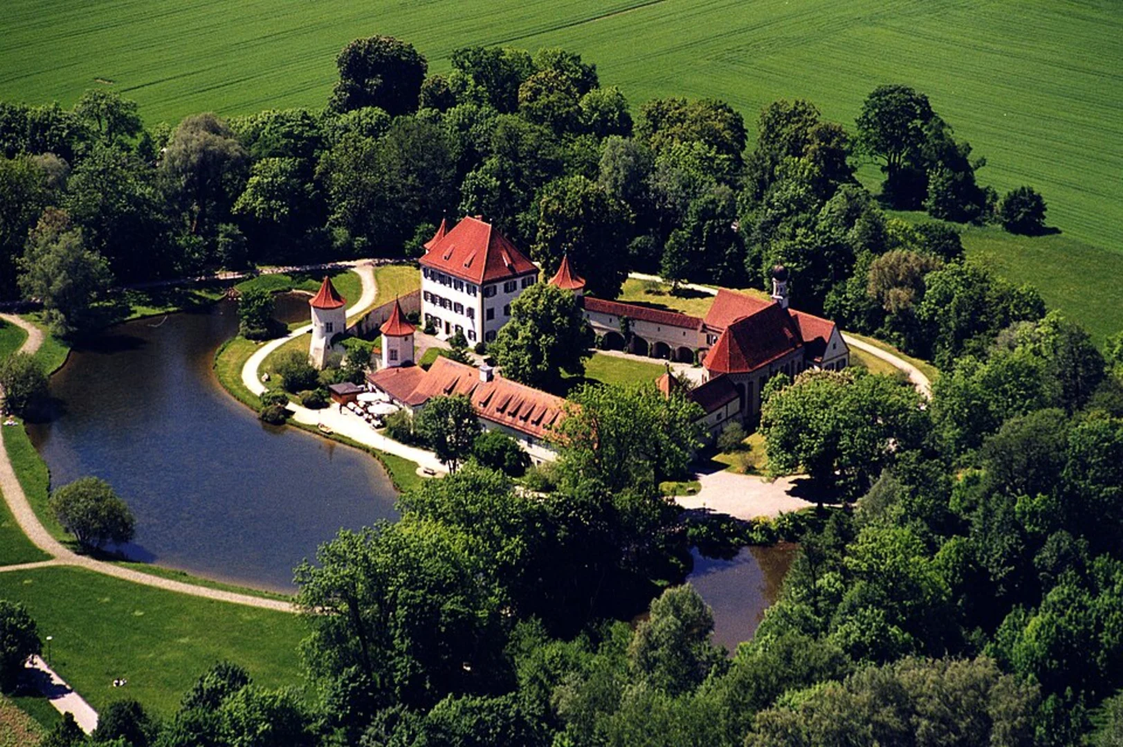 An image depicting the trail Pagodenburger See and Schloss Blutenburg via An der Schlossmauer and its surrounding area.