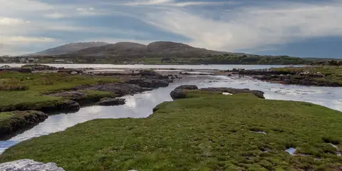 An image depicting the trail Inis Nee Loop and its surrounding area.