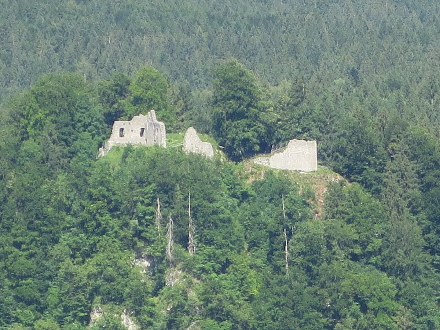 An image depicting the trail Ruine Werdenfels via Kramerplateauweg and its surrounding area.