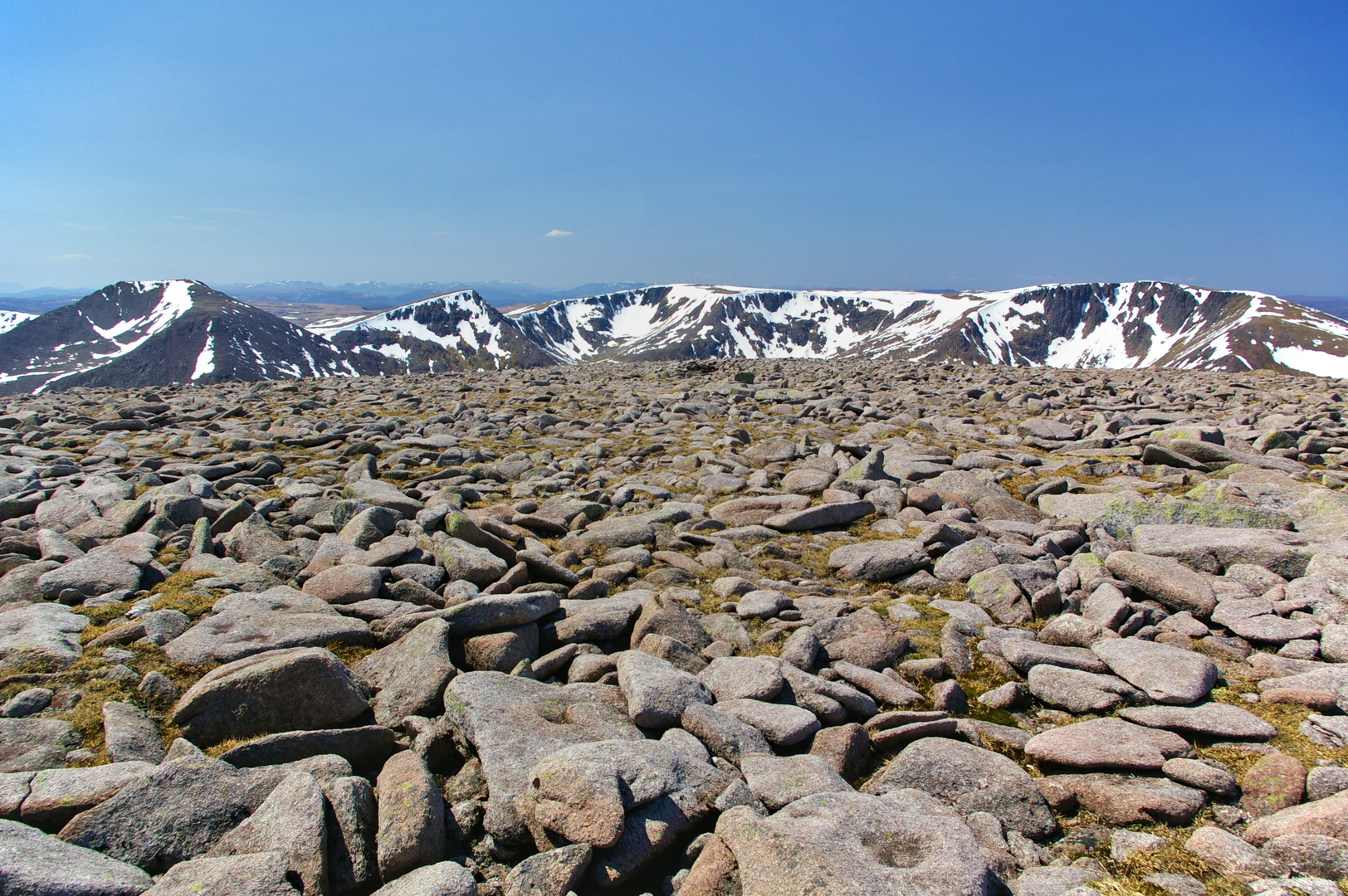 An image depicting the trail Ben Macdui via Loch Avon and Loch Etchacan and its surrounding area.