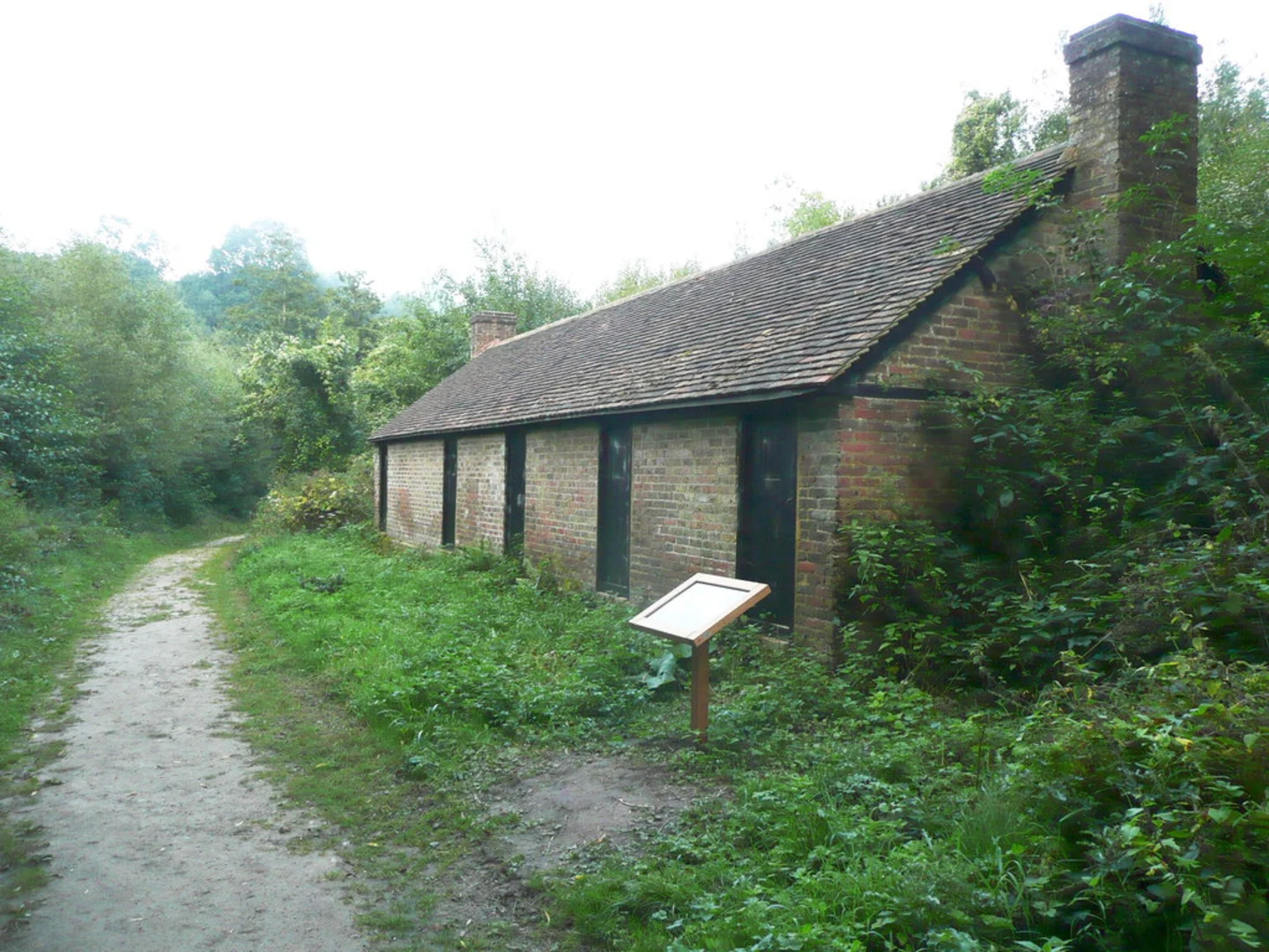 An image depicting the trail Ightham Mote and Wood Loop and its surrounding area.