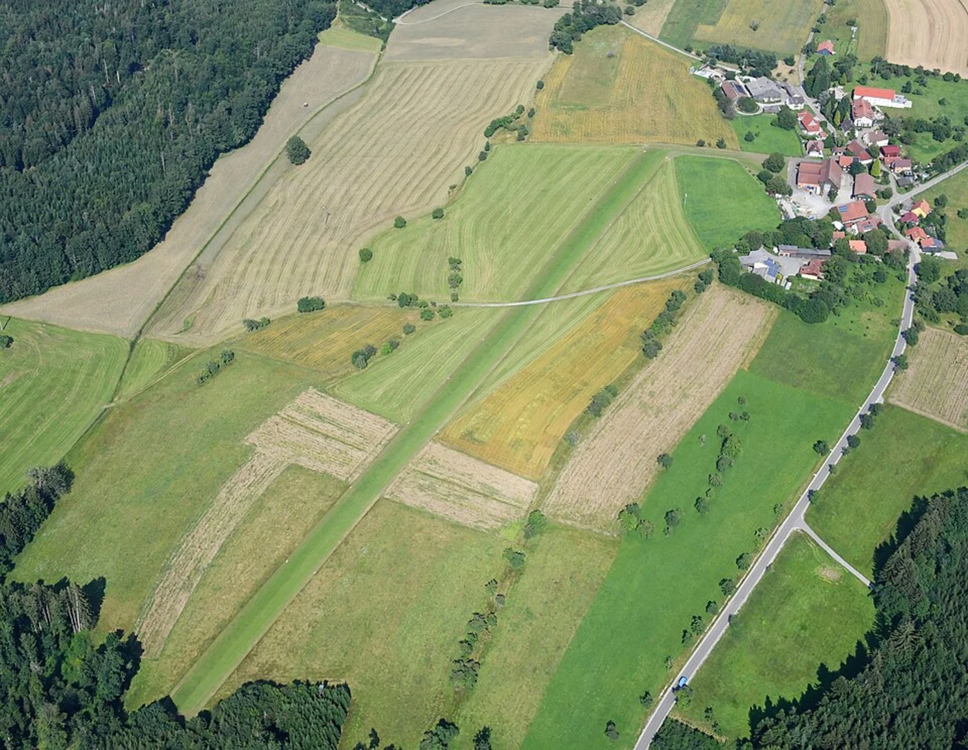 An image depicting the trail Heinzerath and Morbach Loop via Jakob Maria Mierscheid Weg and its surrounding area.