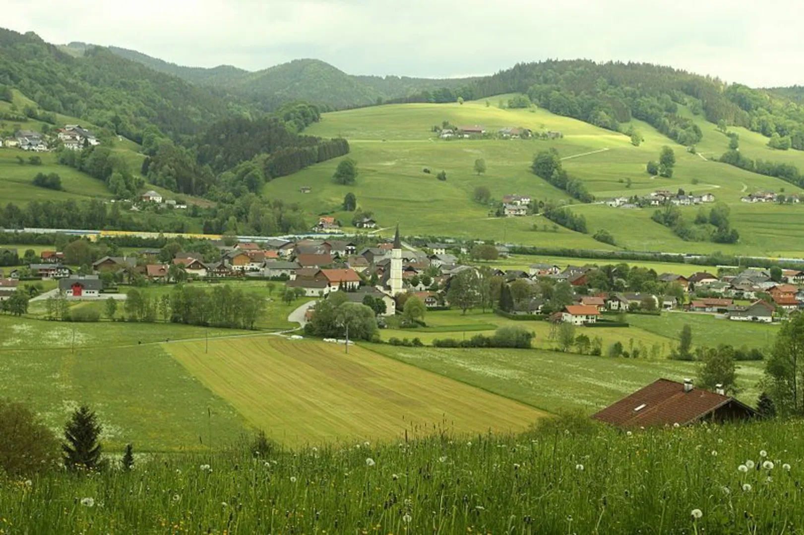 An image depicting the trail Kulmspitz Lookout Tower from Oberwang and its surrounding area.