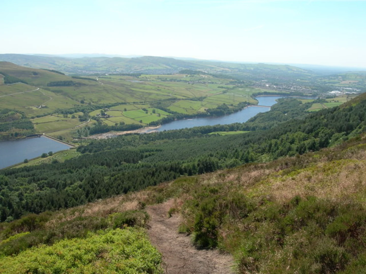 An image depicting the trail Valehouse Wood Loop and its surrounding area.
